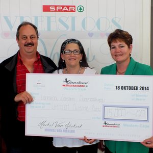 Vlnr is Morkel en Chrizülene van Niekerk en Jolette Bezuidenhout tydens die oorhandiging van ‘n tjek ten bedrae van R15,000 aan Laerskool Gansbaai